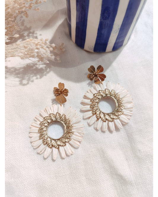 Boucles d'oreilles fleur - blanche et doré